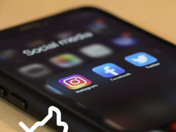 iPhone zeigt die App Icons von Instagram, Facebook und Twitter