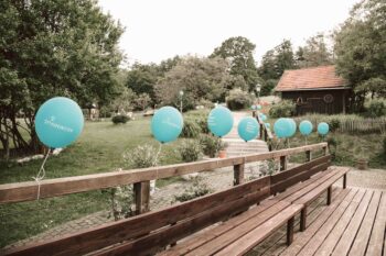 türkise Ballons am Geländer