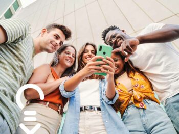 Gruppe junger Menschen schaut auf ein Smartphone