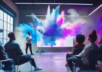 Mann hält Vortrag und auf dem Whiteboard explodieren Farben
