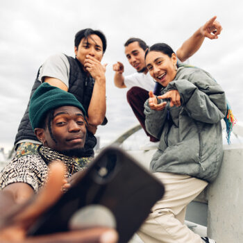 Gruppe von jungen Menschen macht ein Selfie